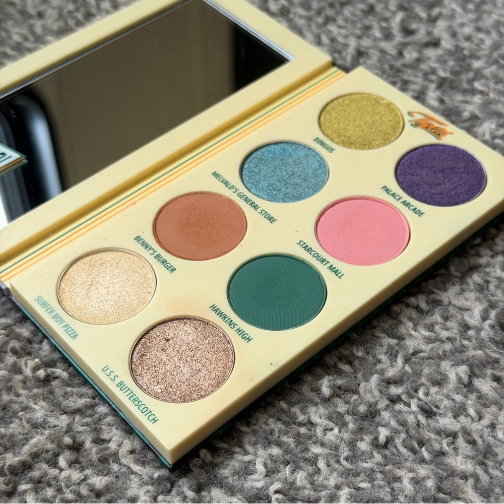Hawkins Class of 1986 Palette | MAC x Stranger Things